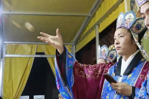 冲太岁中的“太岁”啥意思？俗话说“本命年结婚冲太岁” 请高手解释下何为'太岁'？